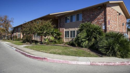 1215 Castroville Rd, San Antonio TX  78237-2985 exterior