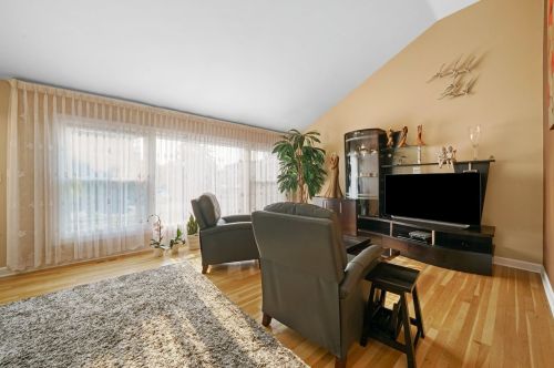 8830 Elmore St, Niles IL 60714-2413 exterior