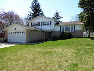 7018 Seminole Dr, Oak Brook, IL 60561-4019