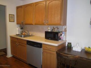 15 Pine Cluster Cir, Millstone Township, NJ 07726-1975