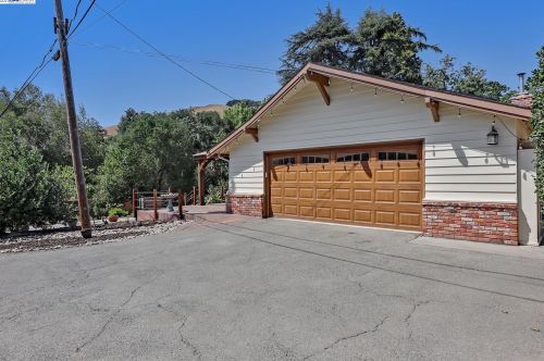 9338 Crow Canyon Rd, Hayward, CA 94552-9695