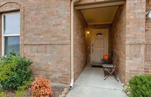 1318 Flagstone, Cedar Hill TX  75104-8171 exterior