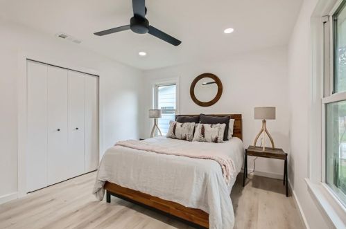 1704 Fair Oaks Dr, Austin TX  78745-2810 exterior