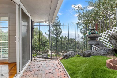 3333 Country Club Dr, Glendale CA  91208-1717 exterior