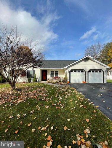 116 Stanford Ln, Falling Waters, WV 25419-3974