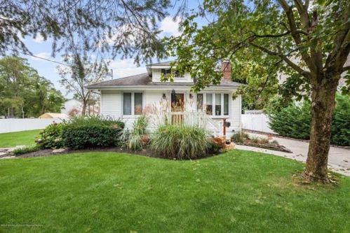 54 Buttonwood Ave, Tinton Falls, NJ 07724-1328