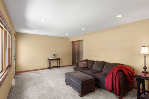 715 67 Pl, Willowbrook IL  60527-8502 exterior