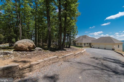 329 Reymann Dr, Yellow Spring, WV 26865-9040