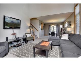 2080 Baneberry Way, Chanhassen, MN 55317-8357