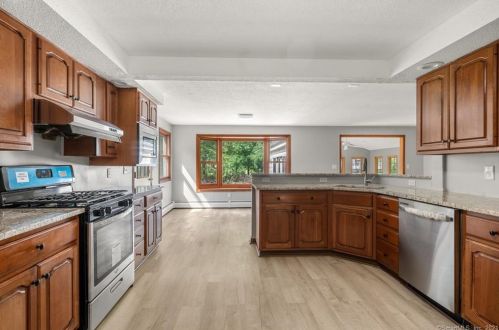 78 Elizabeth St, Wapping CT  06074-3411 exterior