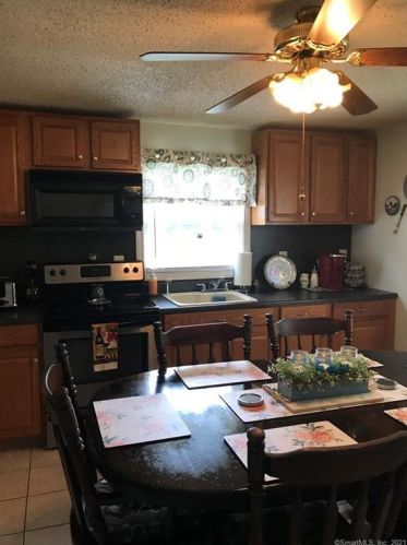 27 Mclaughlin Ter, Derby, CT 06418-2126