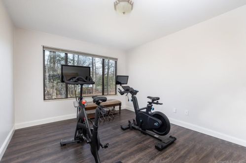 28 Bonita Dr, Huntington CT  06484-5106 exterior