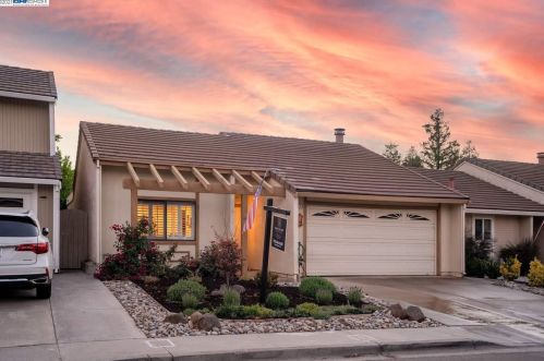 325 Lone Oak Dr, Pleasanton, CA 94566-7662
