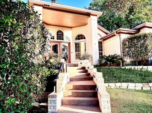 619 Country Club Ct, Halsted, TX 78945-5710
