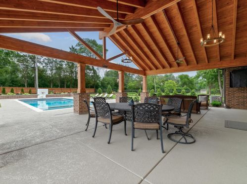 740 67th Pl, Willowbrook IL  60527-5307 exterior