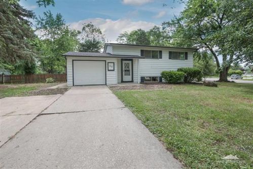 17 Scarsdale Rd, Boulder Hill, IL 60538-2514