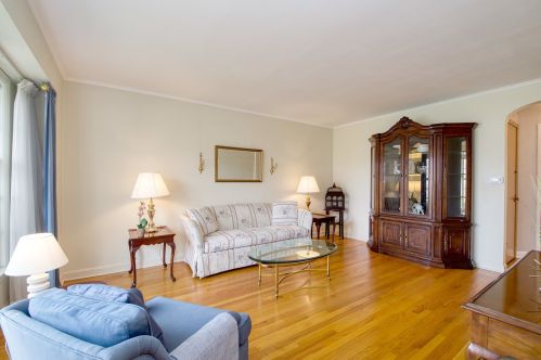 6955 Seward St, Niles, IL 60714-3018