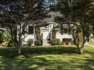 30 Wood Ave, Tiverton, RI 02878-2618