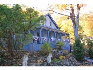 53 Elm St, Tilton, NH 03276-1528