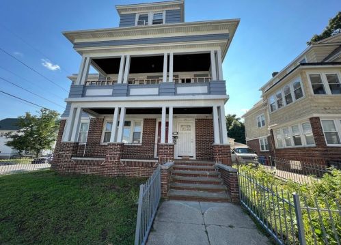 99 Emerson St, Providence, RI 02907-1936