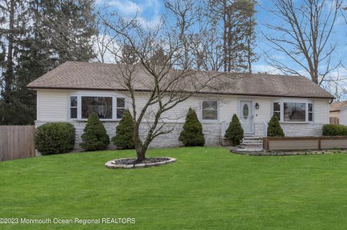 17 Laurel Ave, Jackson Twp, NJ 08527-2738