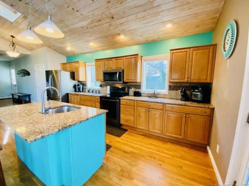 4 Cove View Dr, Quaker Hill CT  06375-1501 exterior