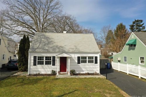 27 Hawthorne Dr, Norwalk CT  06851-4113 exterior