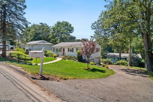 6 Jager Ct, Hopatcong, NJ 07843-1609