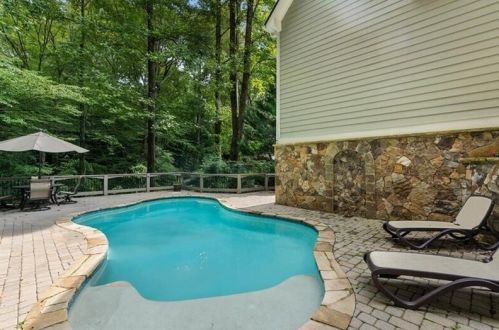 500 Highbrook Dr, Atlanta GA  30342-2319 exterior