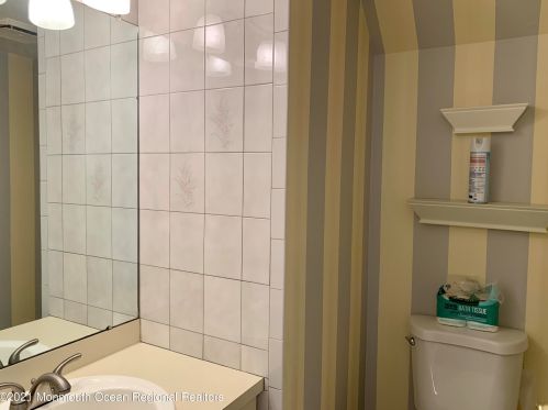 38 Greenwood Dr, East Freehold, NJ 07728-4005