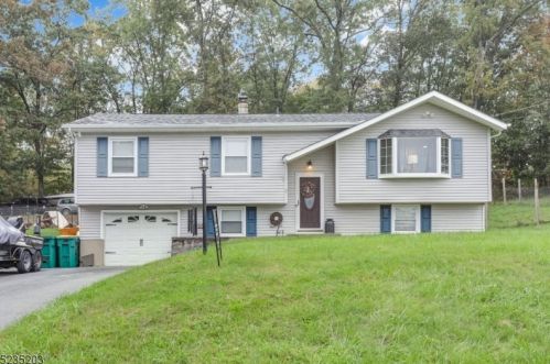 4 Geraldine Dr, Wantage, NJ 07461-3404