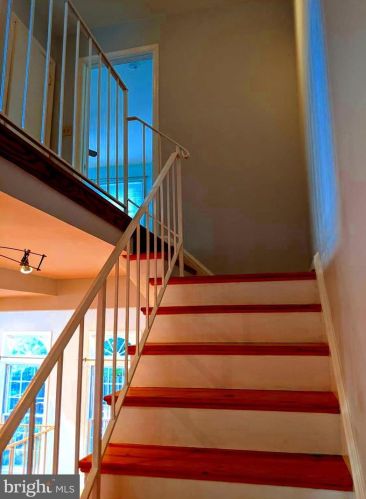 8069 Powderbrook Ln, Springfield VA  22153-2927 exterior