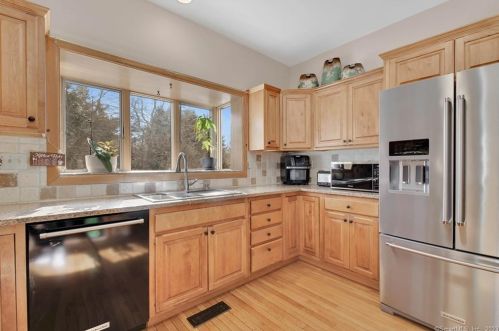 2 Wheatfield Dr, Wallingford CT  06492-5453 exterior