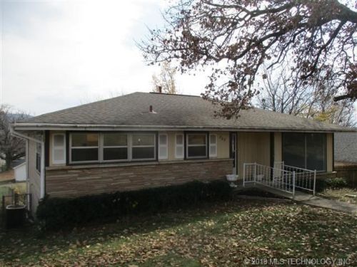 303 4th St, Heavener, OK 74937-2058