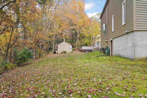 8 Windsor Blvd, Londonderry NH  03053-3662 exterior