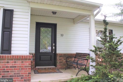 19 Donna Lynn Ln, Trenton, NJ 08648-2823