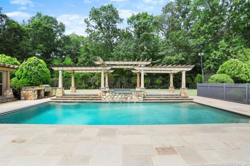 20 Gatefield Dr, Greenwich CT  06831-3350 exterior