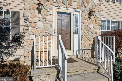 118 Honeysuckle Dr, Trenton, NJ 08638-1841