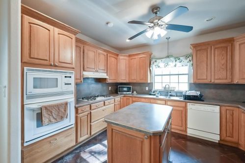4821 La Rinconada Dr, Midlothian, TX 76065-4556