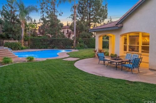 7470 Chateau Rdg Ln, Riverside CA  92506-7542 exterior