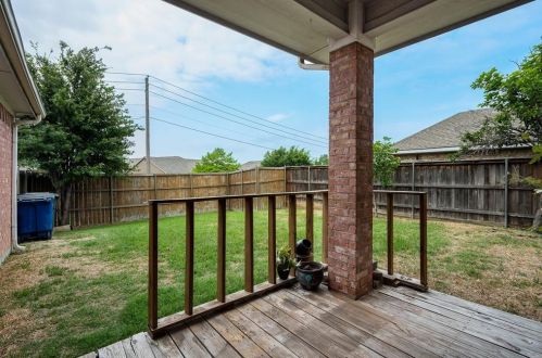 1140 Holly Dr, Carrollton TX 75010-1085 exterior