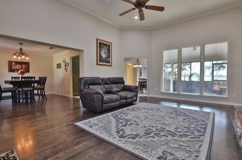 638 Wagon Wheel Trl, Angleton TX 77515-2733 exterior