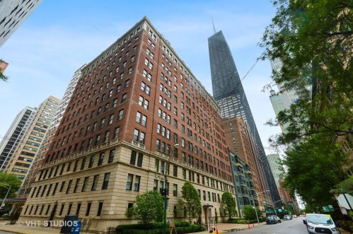 227 Delaware Pl, Chicago, IL 60611-1713