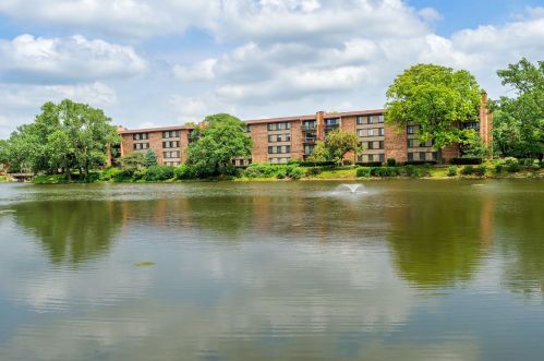 201 Lake Hinsdale Dr, Willowbrook IL  60527-2258 exterior