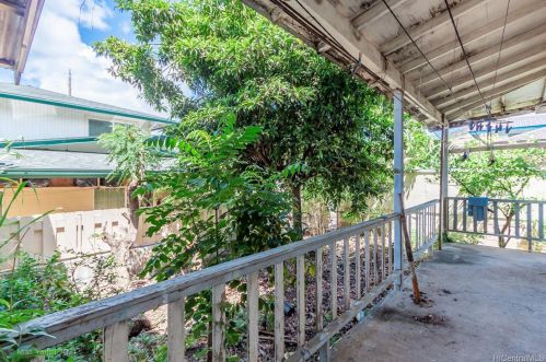 1607 Machado St, Honolulu HI  96819-3728 exterior