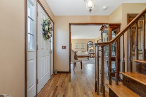 8 Fieldstone Pl, Flemington, NJ 08822-1916