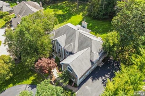 26 Degraaf Ct, Mahwah, NJ 07430-2567