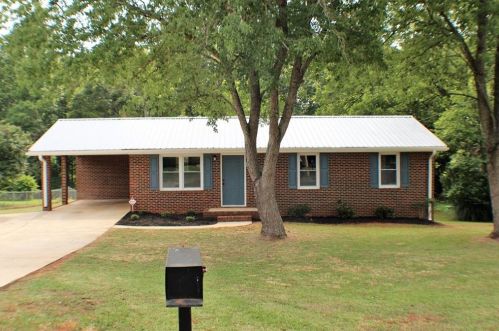 86 Hilltop Cir, Auburn, GA 30011-2909