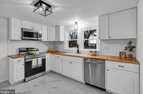 3489 Lower Glades Rd, York PA  17406-6930 exterior