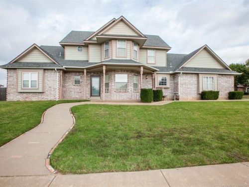 2011 27 St, Tulsa OK  74129-6201 exterior